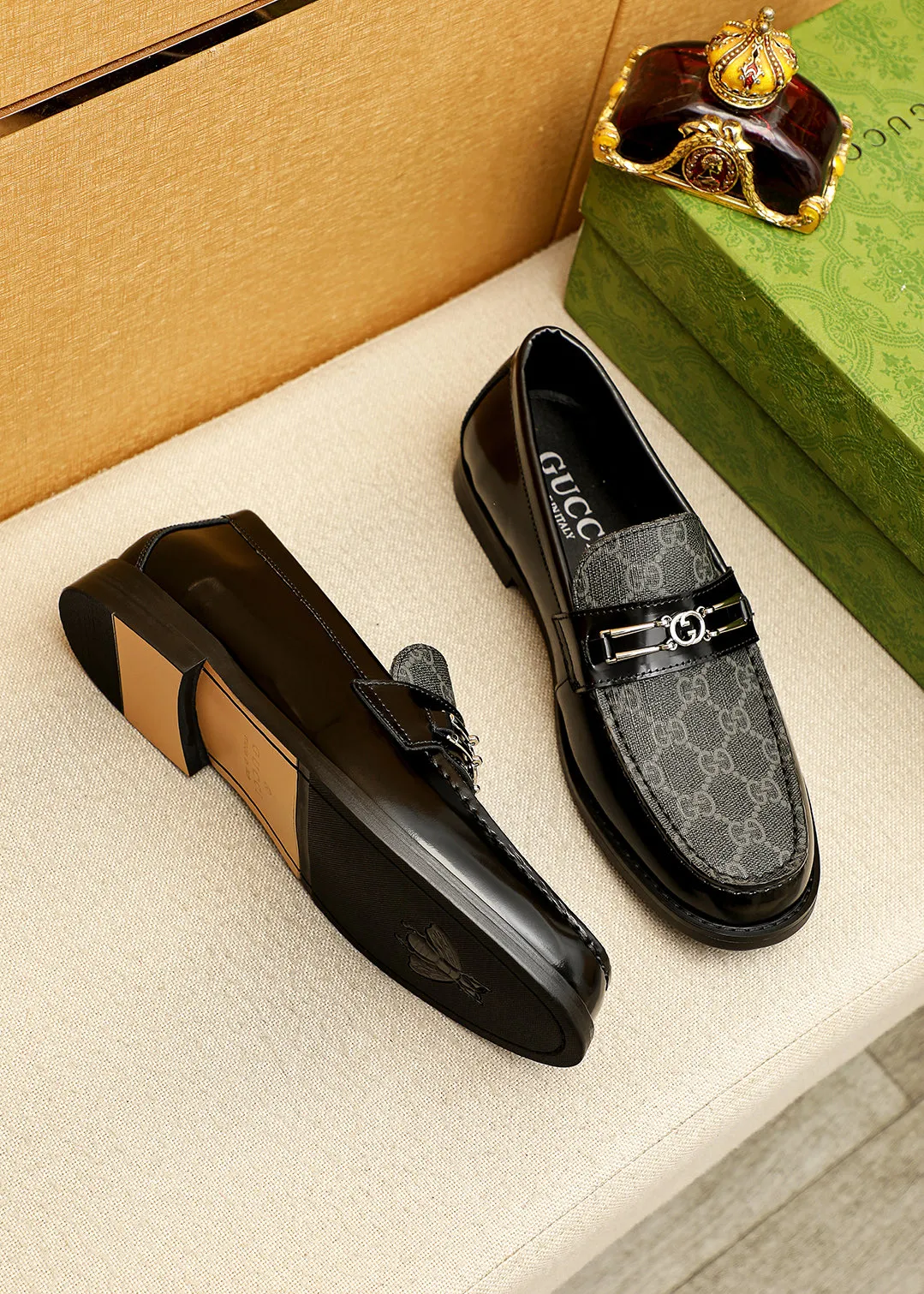 Men's shoes 💰480 💐 Product trademark: GUCCI "Gucci" casual leather shoes Regular size: 38-44 (45.46🉑️customized) Product materials: Selected imported first-layer calfskin embossed upper + luxury hardware buckle, imported water-dyed cowhide leather lining. Strong three-dimensional visual effect, original outsole color: 2 colors available